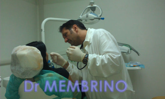 Dr Membrino mentre posiziona un sondino nasogastrico NEC